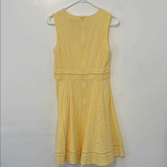 Elegant Yellow Sleeveless Dress - Picture 3 of 3